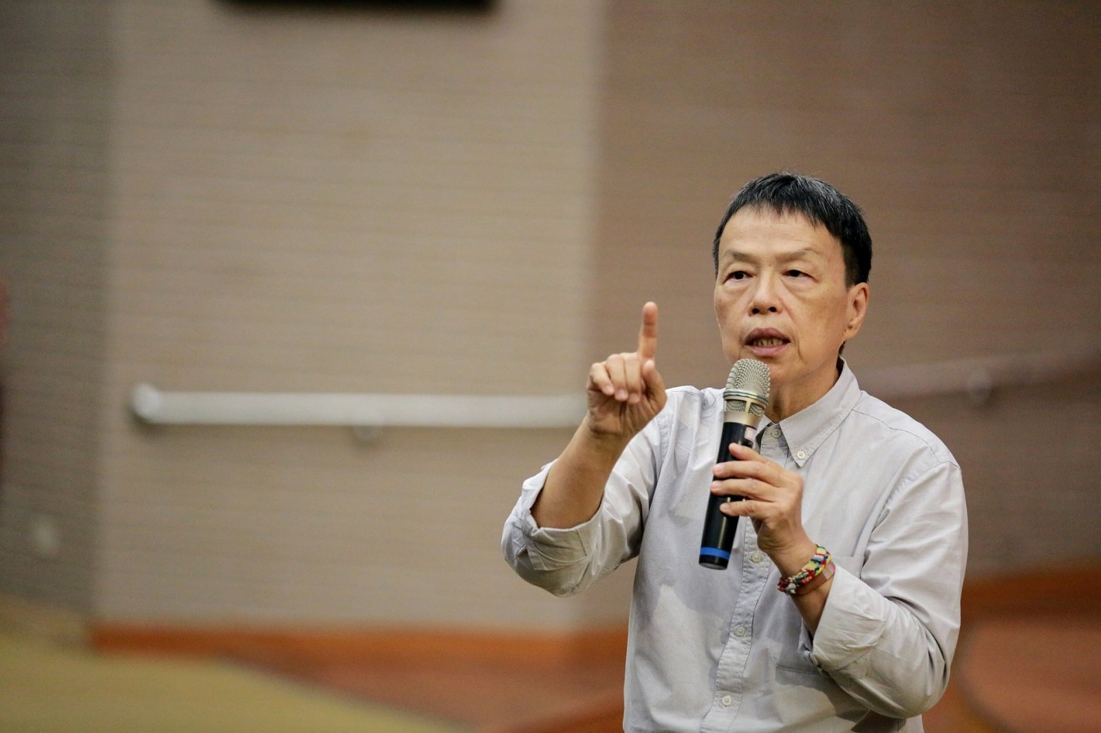 力挺大罷免的導演王小棣27日發文,向認真卻列在罷免名單的藍委致歉。翻攝國立高雄大學官網