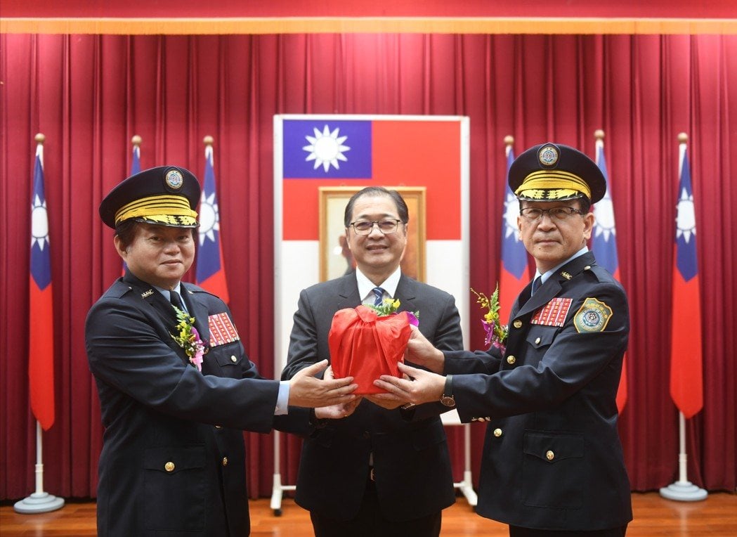 卸任矯正署長周輝煌(左)7月16日在法務部長鄭銘謙(中)監交下,把印信交給新任矯正署長林憲銘(右),林憲銘28日發布就任後首起人事案。法務部提供
