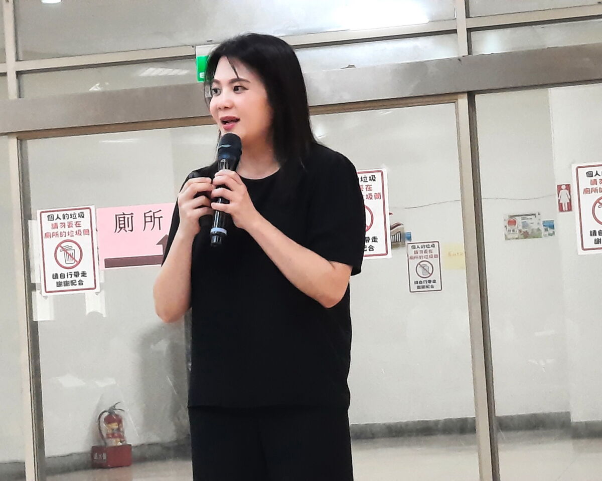 圖/法務部調查局新北市調查處組長李綺倫講授防貪打詐課程。(板橋區公所提供)
