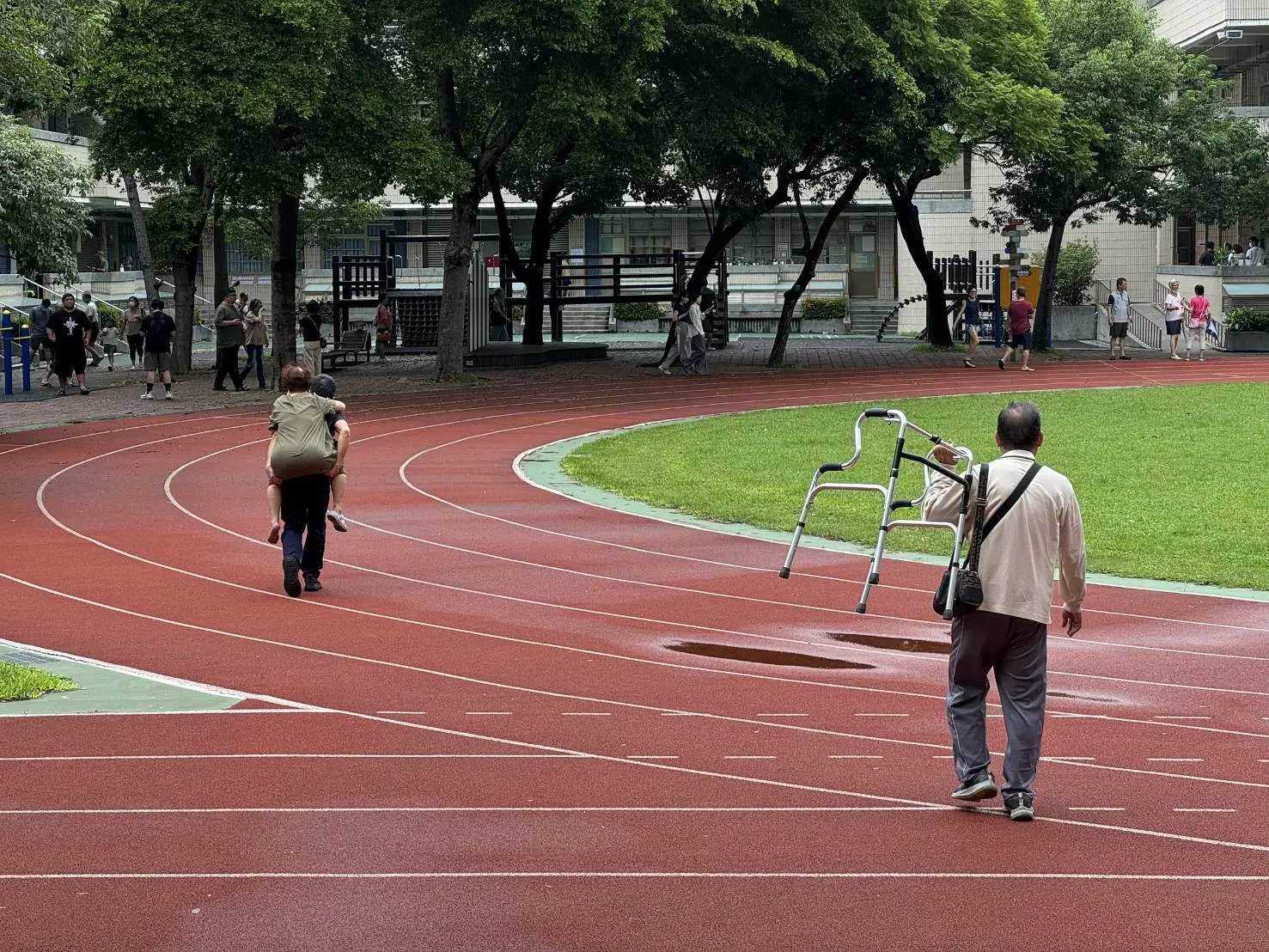 拄拐杖也要投票-老夫妻現場求助 熱血警揹阿嬤衝刺成功達陣