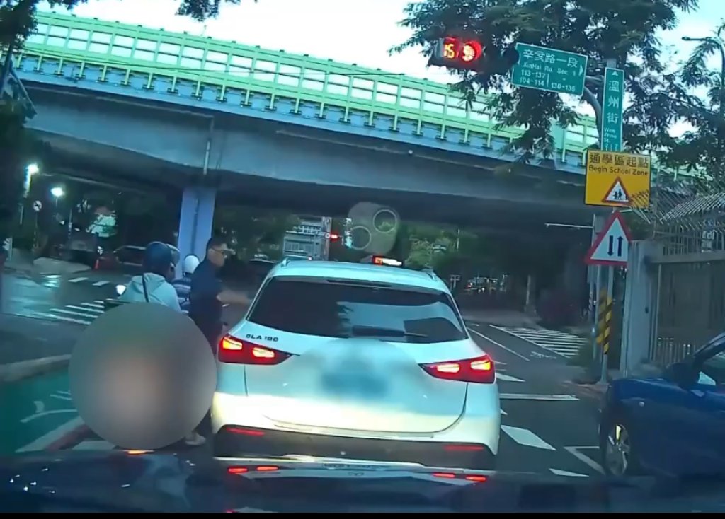影/當街換駕掩酒駕!大安警眼尖攔查 一測酒精濃度竟高達0.47