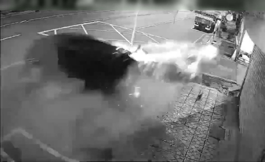 影/高雄男疑酒駕刷倒6部機車 黑車深夜衝上騎樓嚇壞路人
