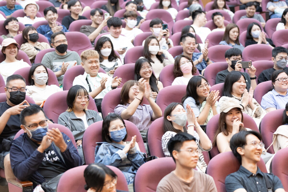 ▲圖說: 呱吉以幽默風趣的口吻分享自身職涯經歷,引起台下學員熱烈掌聲。。( 記者李堂安攝)