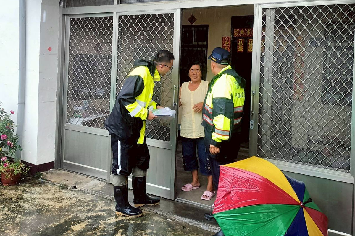 ▲警義消團隊執行士石流紅黃色警戒保全戶撤離避險。（圖/民政局提供）