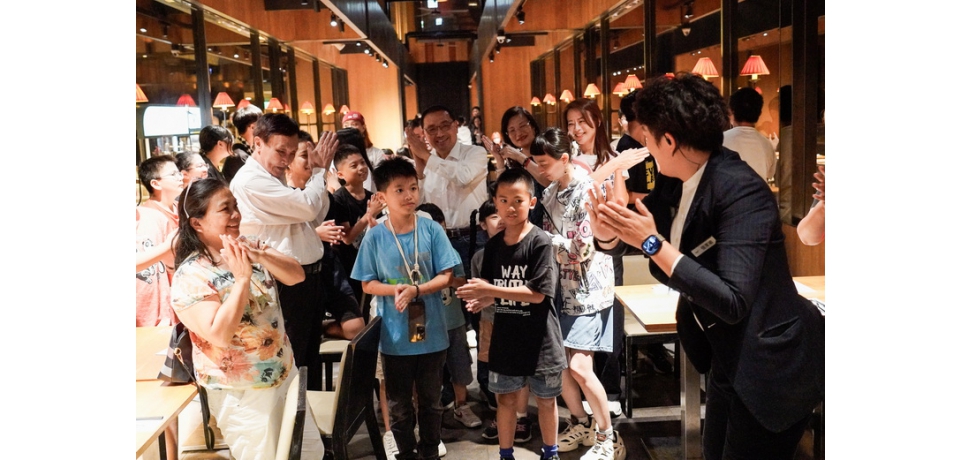 饗食天堂攜手新北再推公益餐會 邀百位小衛星兒少享用 新北市長侯友宜驚喜現身
