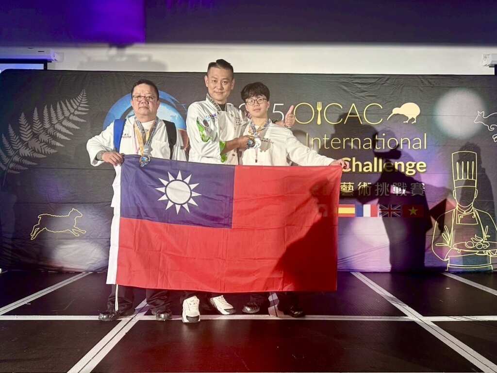 ▲教練陳宗佑(中)帶領林文見(左)、林沛承(右)父子檔代表台灣勇奪大洋洲國際烹飪藝術挑戰賽雙金雙銀!(埔里娜娜泰式料理旗艦店提供)