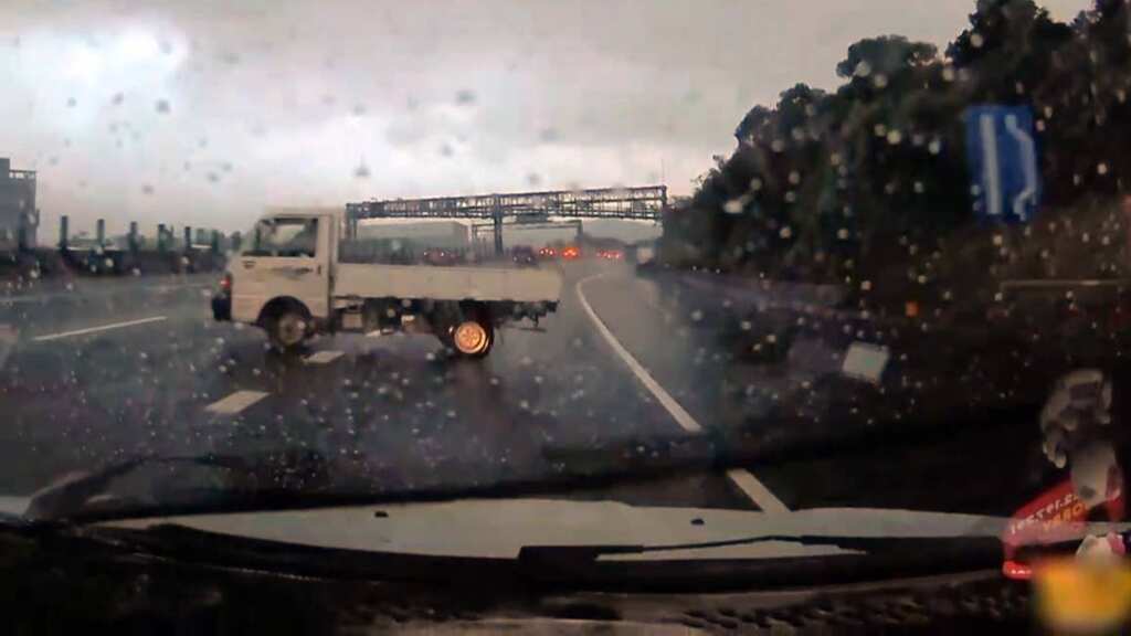 ▲雨夜行車危機四伏!降速、專注、防範水漂保平安。(國道公路警察局提供)