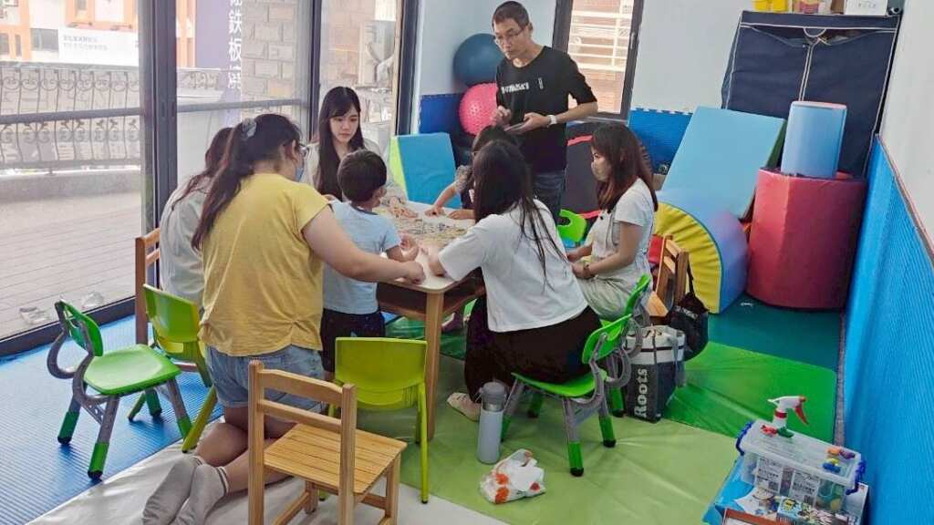 ▲由全腦協會專業老師帶領親子共同體驗，學習增加與家中寶貝互動及有助於孩子發展的各項技巧。
