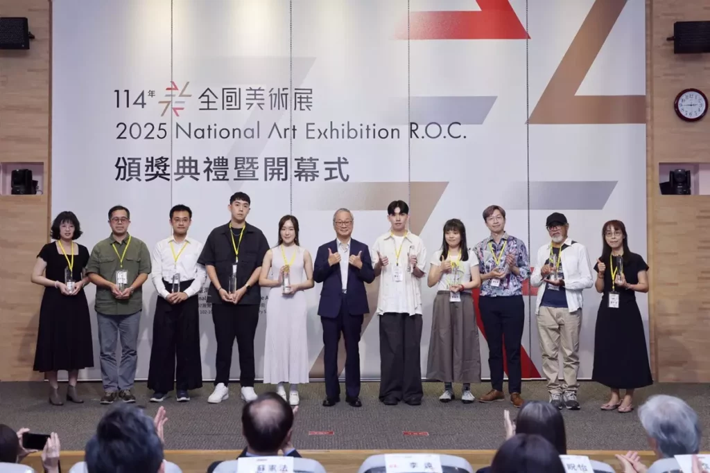 文化部長李遠(中)頒發「114年全國美術展」金牌獎予得獎者並合影。(圖/國美館提供)