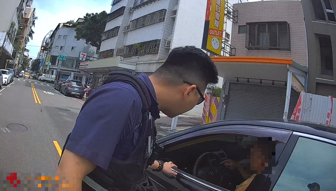 ▲圖說:西區所巡邏員警發現一輛黑色自小客車停於馬路中央,遂下車關心狀況 (圖/台中市政府 提供)