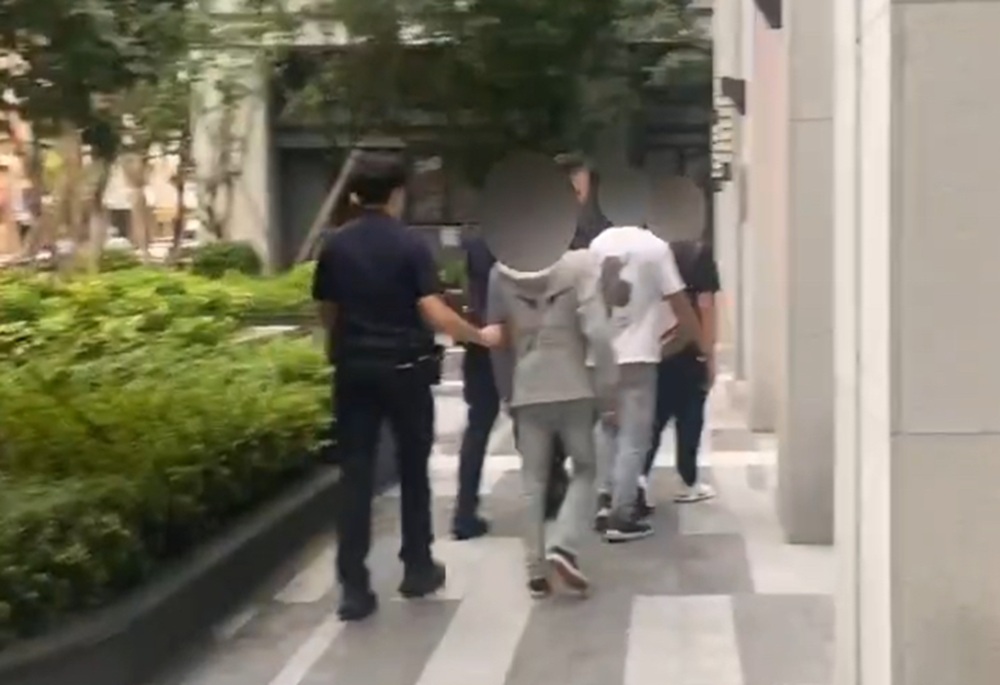 債務糾紛找嘸人 莽男持空氣槍掃射KTV洩憤 228 248250728a02