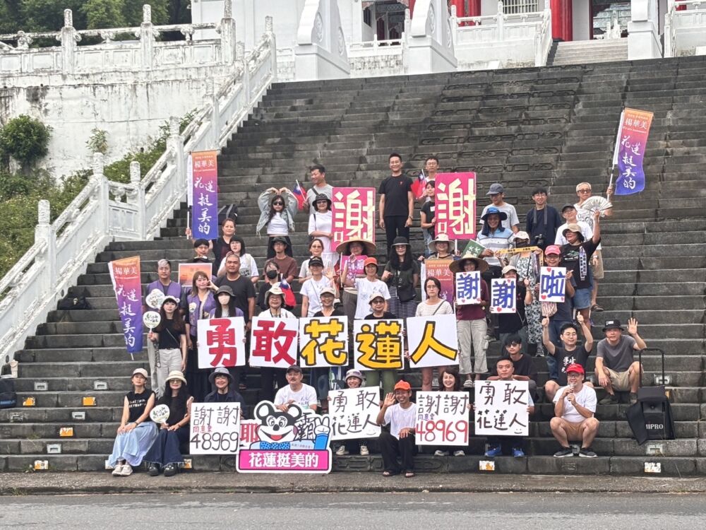 楊華美率挺美小隊忠烈祠謝票 張美慧、胡仁順、林則葹共同參與 200 楊華美率挺美小隊忠烈祠謝票 張美慧、胡仁順、林則葹共同參與 199
