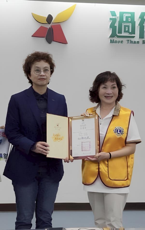 台南市副市長趙卿惠頒發感謝狀及收據。（圖/第三專區主席陳月娥提供）