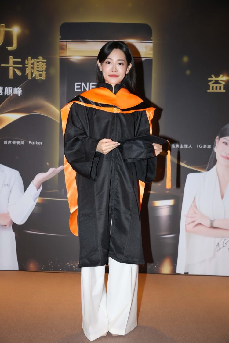 醫學界代表為正在攻讀研究所的1G老濕,進行加冕儀式,期望她早日完成碩士學位。(圖/GSEX 提供)