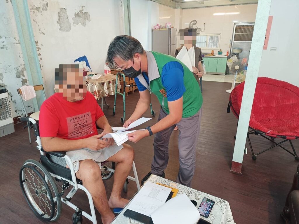 轄區員警聯合里長共同協助民眾申請張榮發救助基金。(圖/記者薛秀蓮 翻攝)