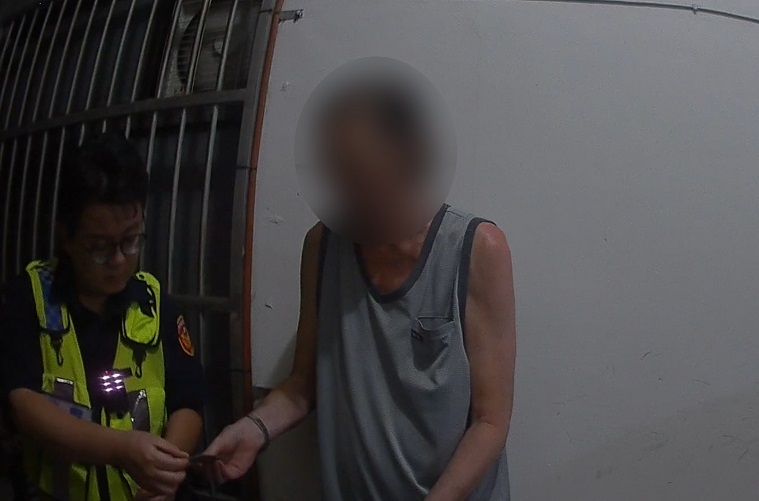 ▲外籍男子剛搬來臺中,記錯地址將某公寓錯認為自家,員警耗費一番心力,最終協助返家。