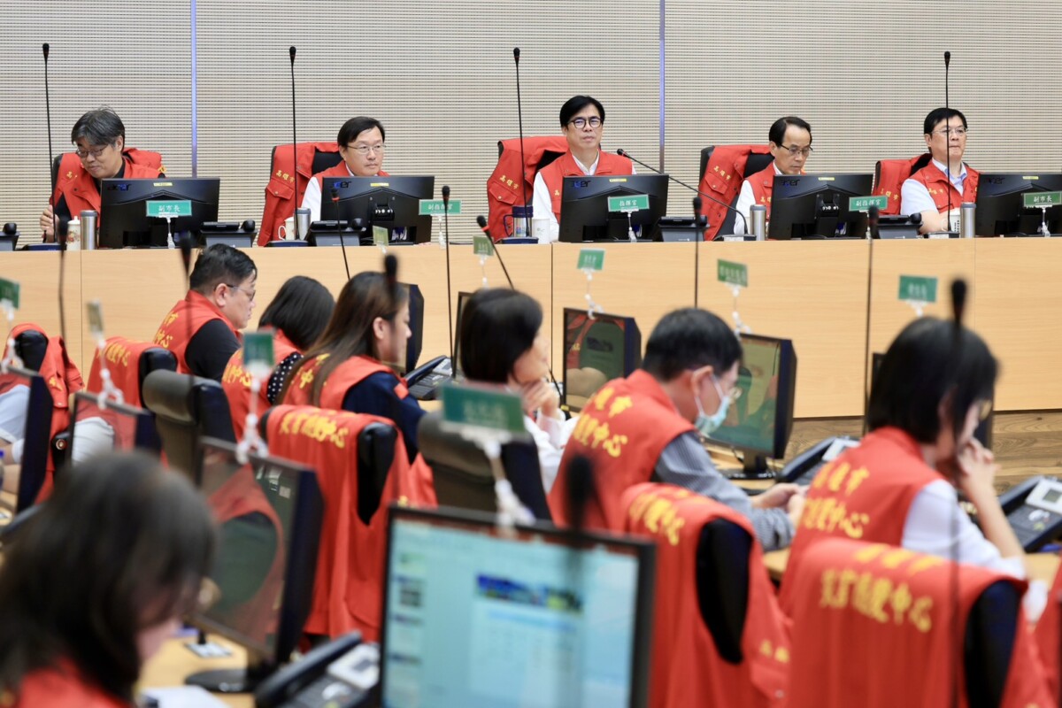 ▲受到西南氣流及颱風外圍環流影響,高雄市政府晚間緊急成立豪雨應變中心一級開設,隨即由陳其邁市長主持第一次工作會議,關心各區風雨、物資、交通、撤離與收容安置情形,也呼籲此次雨勢恐帶來致災性風險,請市民朋友務必提高警覺。