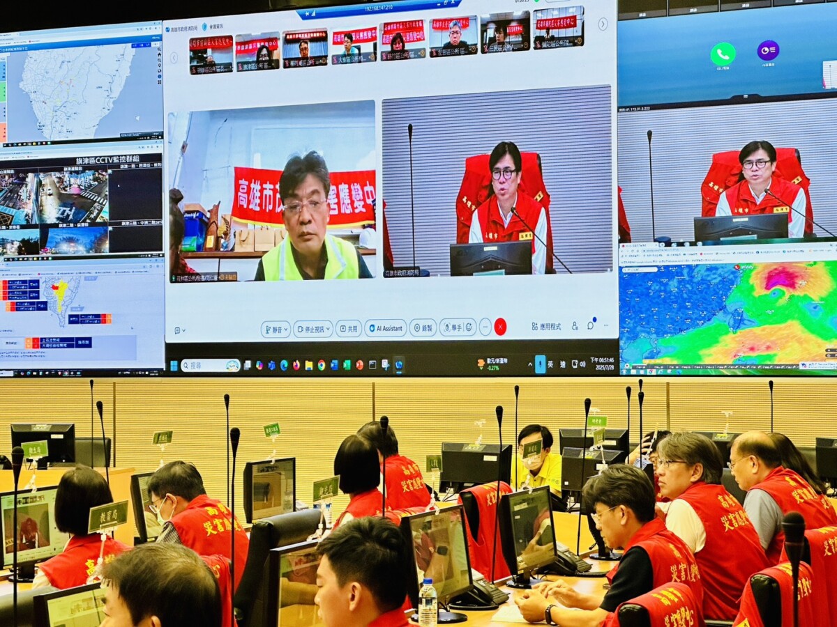 ▲西南氣流狂炸高雄！豪雨應變中心啟動，陳其邁市長與高雄各地區區長視訊關切及回報狀況。