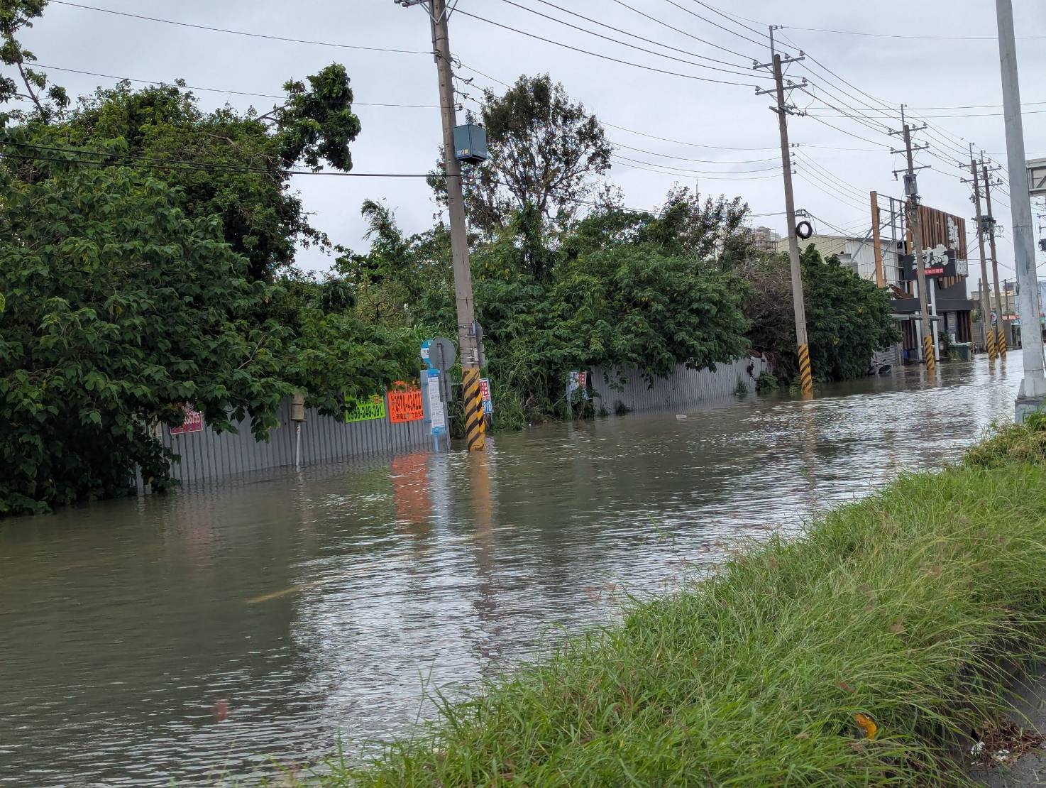 ▲因豪大雨造成嘉義縣逾9,600戶停電,經搶修已全數復電,台電將嚴陣以待,若發生停電事故,將積極搶修儘快為民來電。圖為今日嘉義縣淹水情形。