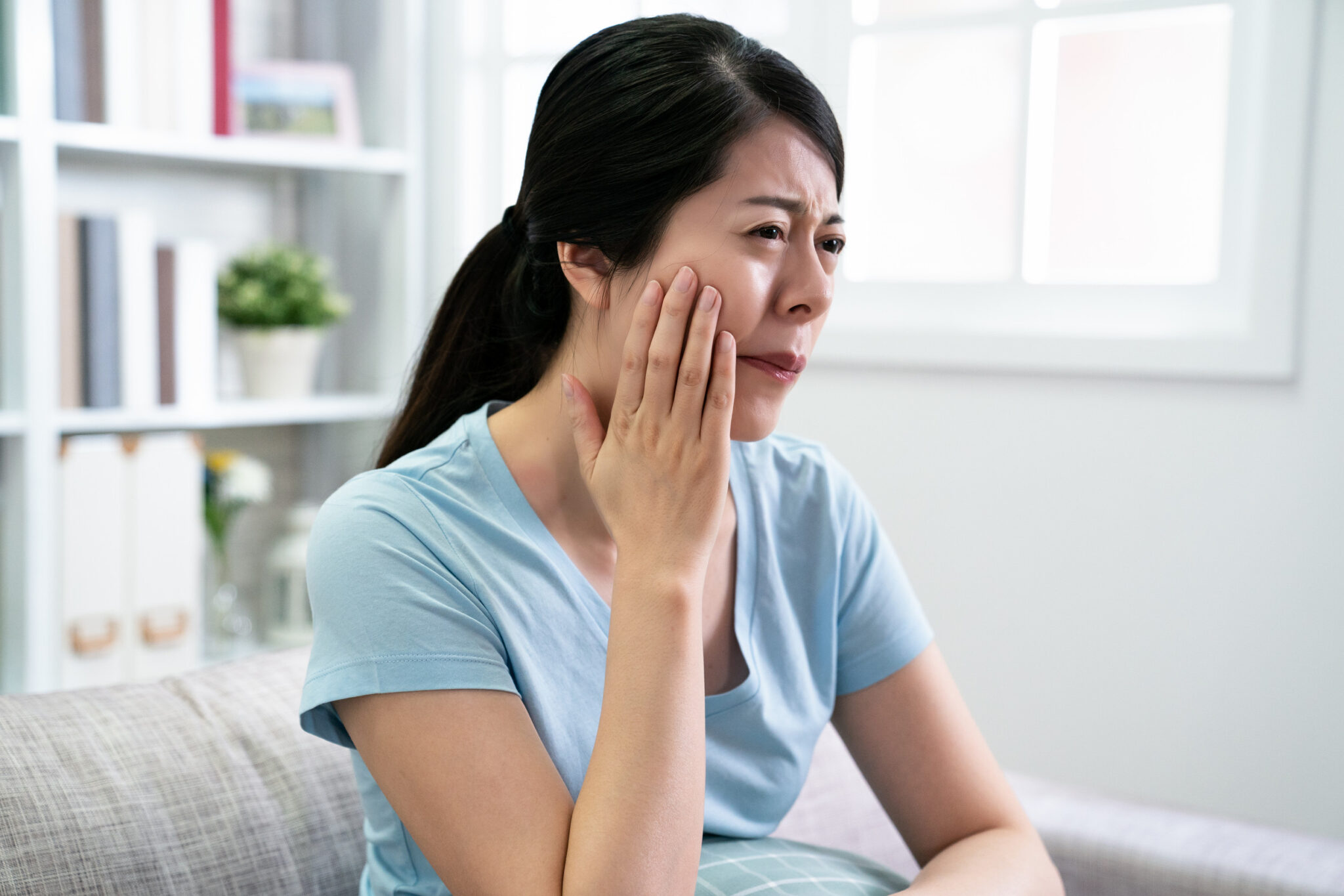 牙齦萎縮影響口腔健康與笑容自信,是許多民眾的困擾。此為示意圖。圖/123RF圖庫