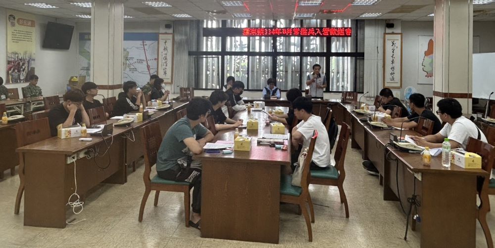 《圖說》宜蘭縣軍人服務站長何中南於羅東鎮公所為在籍役男打氣。〈宜蘭軍服站提供〉