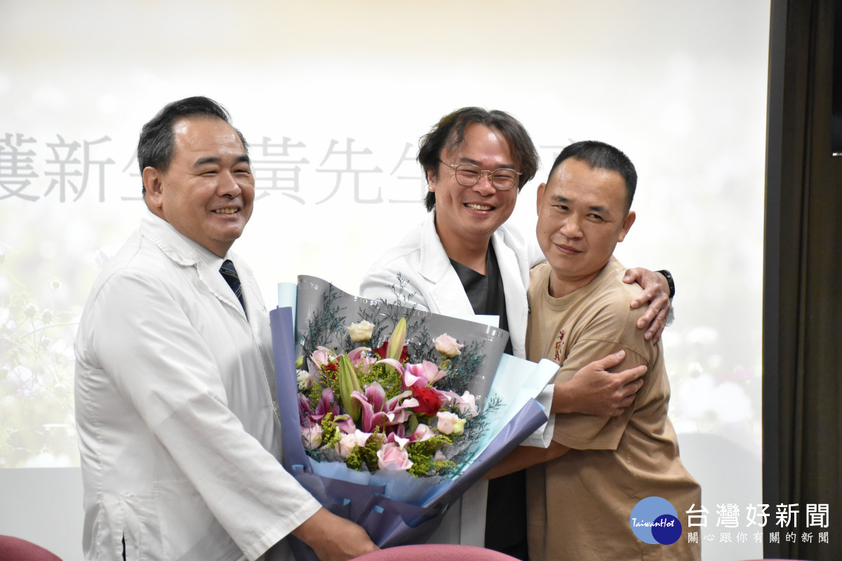 任職於線西工廠的黃先生（右一）送花感謝彰濱秀傳院長顏鴻章（左一）和急診陳家慶主任（中）。
