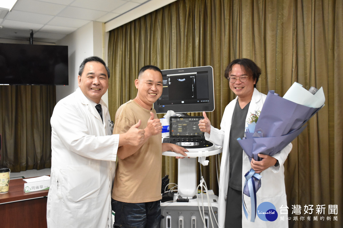 任職於線西工廠的黃先生(右一)送花感謝彰濱秀傳院長顏鴻章(左一)和急診陳家慶主任(中)。