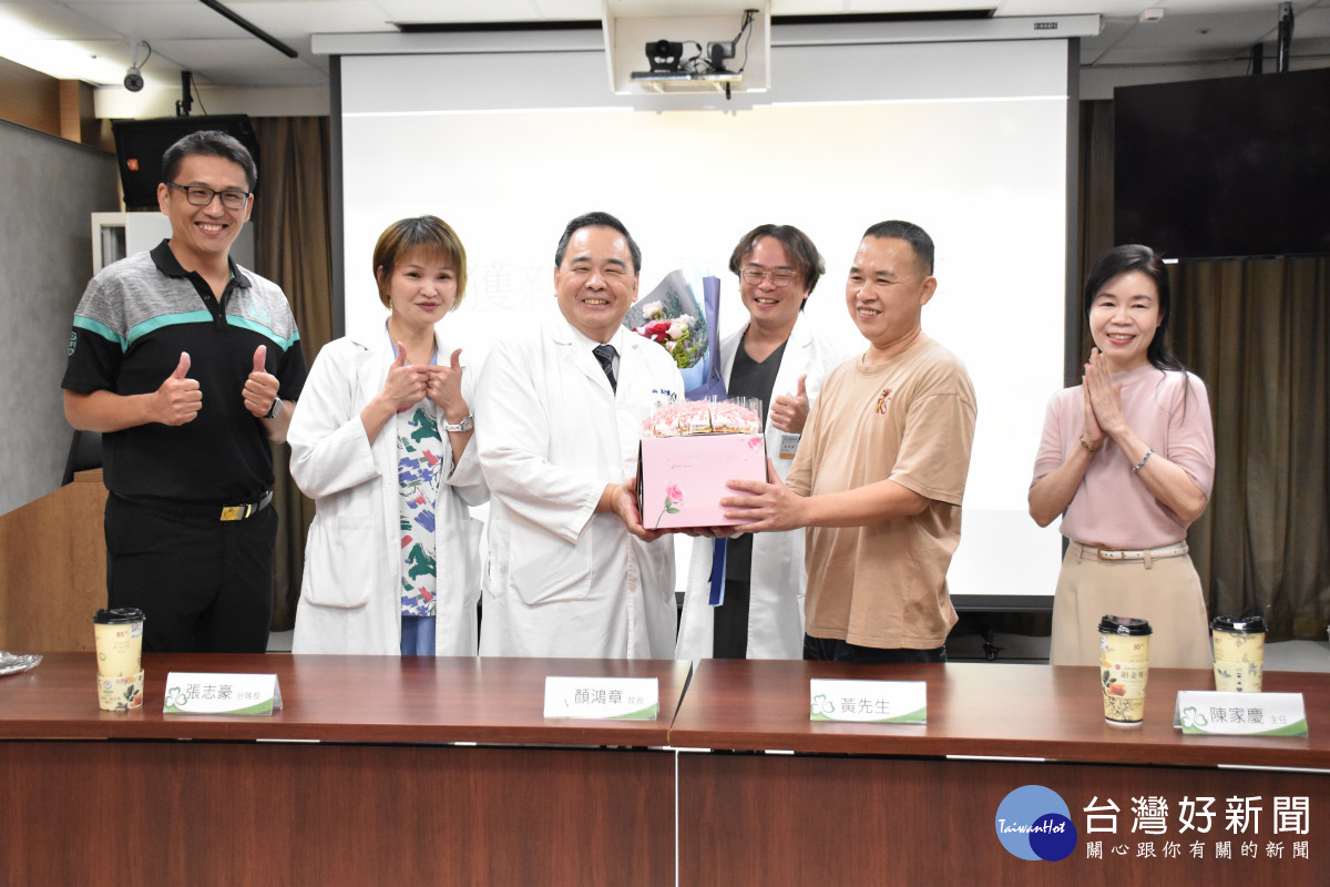任職於線西工廠的黃先生(右一)送花感謝彰濱秀傳院長顏鴻章(左一)和急診陳家慶主任(中)。