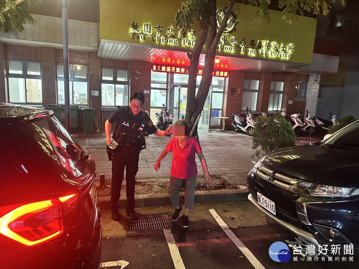 高齡老婦獨自站在路邊疑似迷途，警方協助返家。