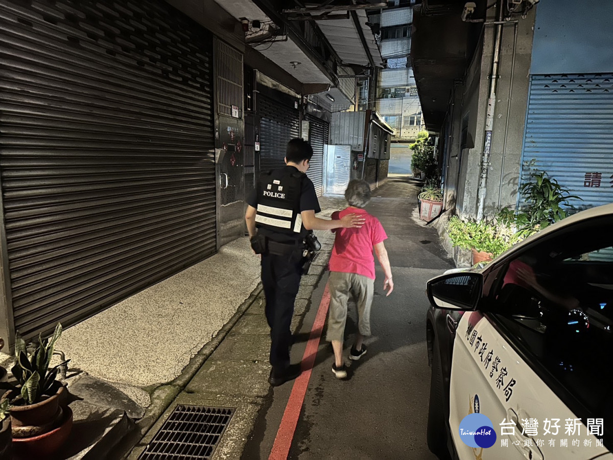 高齡老婦獨自站在路邊疑似迷途,警方協助返家。