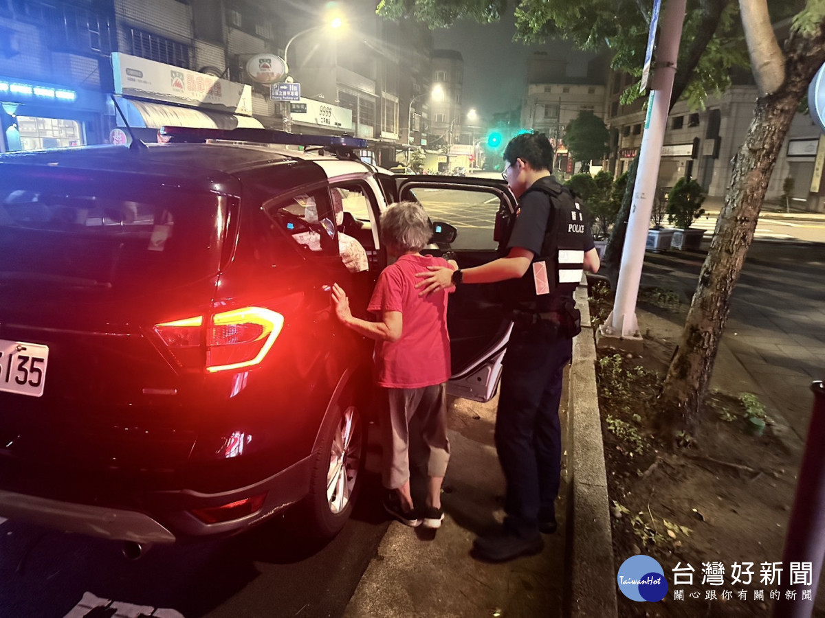 高齡老婦獨自站在路邊疑似迷途,警方協助返家。