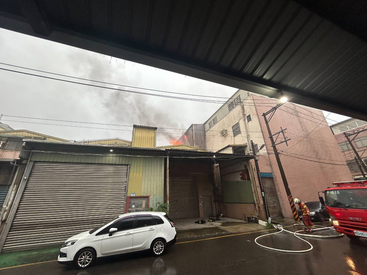 ▲桃園市平鎮區平東路一段1間工廠,今(29)日清晨5時許驚傳火警!(翻攝畫面)