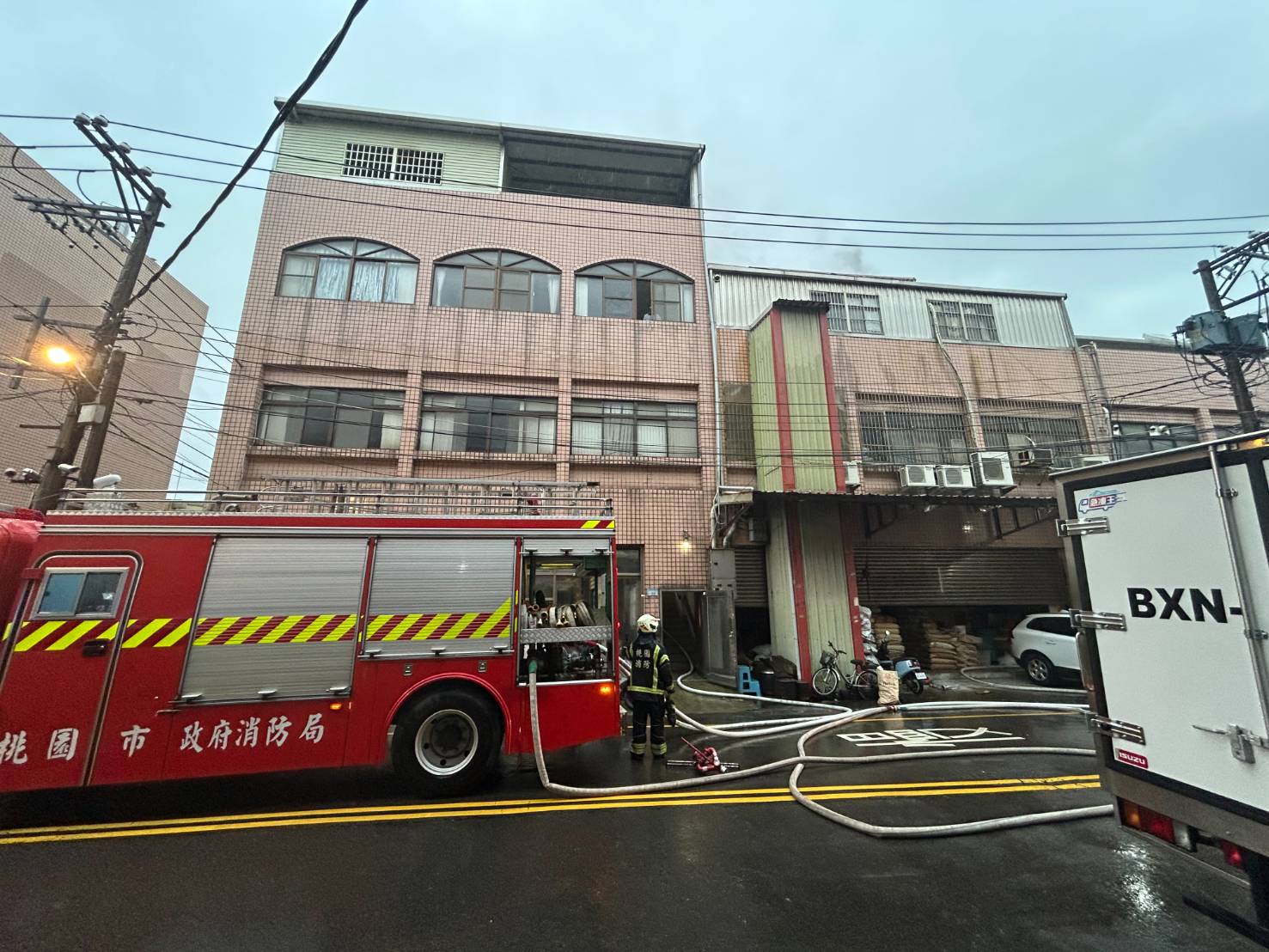 ▲消防人員抵達後,立即展開滅火行動。火勢於清晨6時15分成功控制,並在上午7時45分完全撲滅。(翻攝畫面)