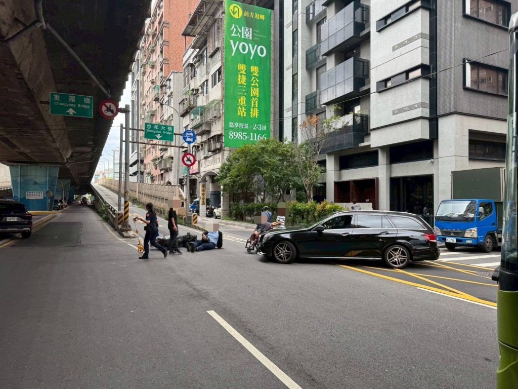 三重賓士右轉撞倒直行機車　肇事翁下車關切畫面讓人驚呆
