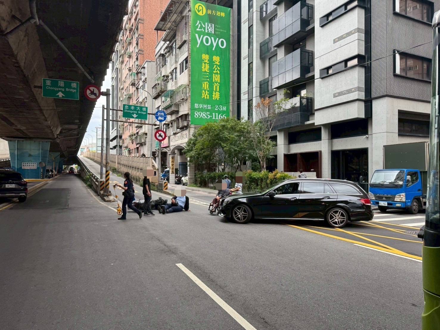 ▲新北市三重區新北大道、三光街口昨（28）日上午發生1起令人側目的交通事故。(翻攝畫面)