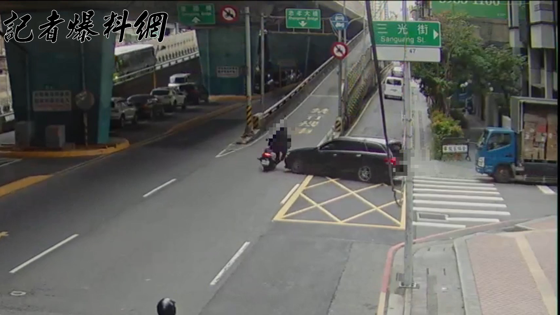 ▲74歲王姓老翁駕駛黑色賓士車，由三光街欲右轉新北大道時，與沿新北大道直行的31歲李姓機車騎士發生碰撞。(翻攝畫面)