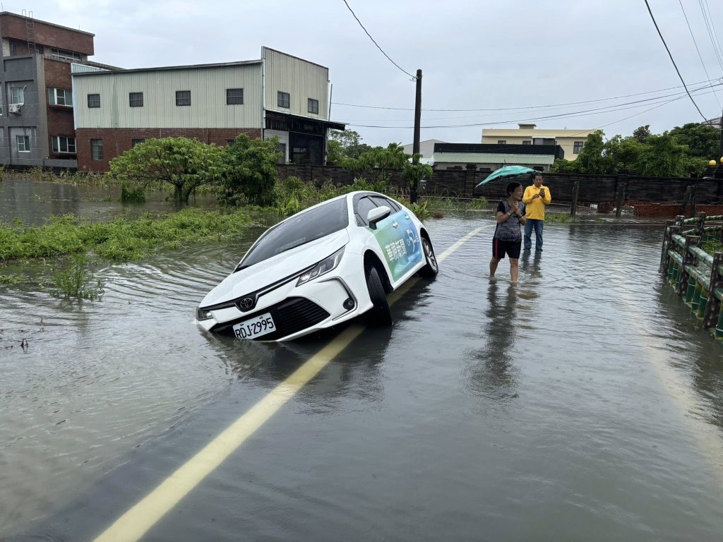 嘉義暴雨灌進六腳 採訪變「泡水」!記者車陷積水慘變受災戶