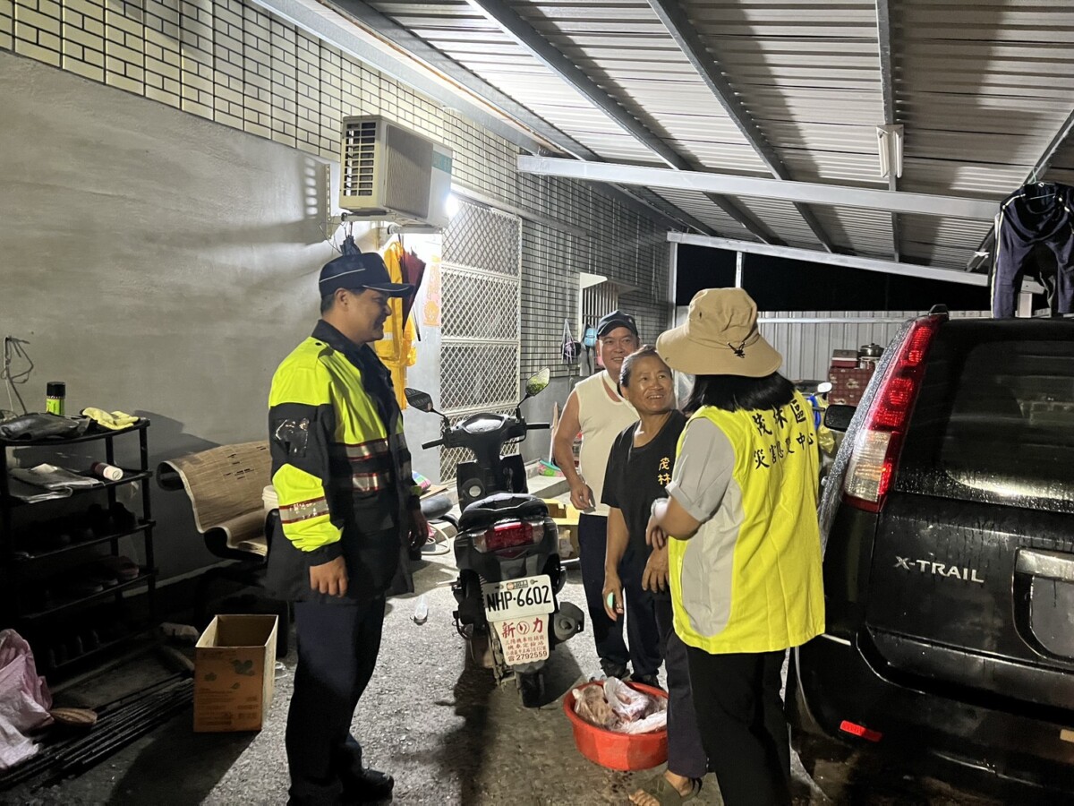▲民政局第一時間啟動預警性撤離機制,積極動員協助高風險地區保全戶撤離。(圖/民政局提供)