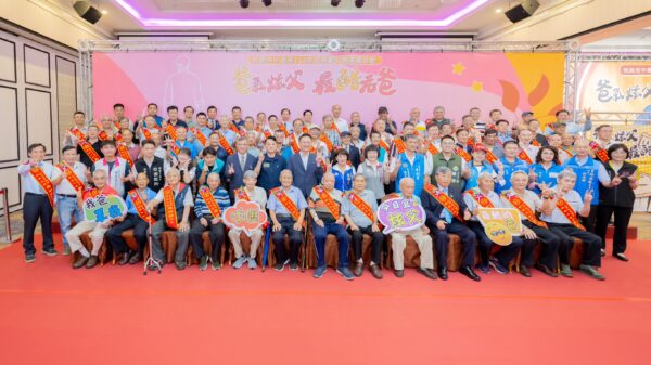 (圖為 桃園市副市長 蘇俊賓 與中壢區長李日強 與模範父親一同慶生)