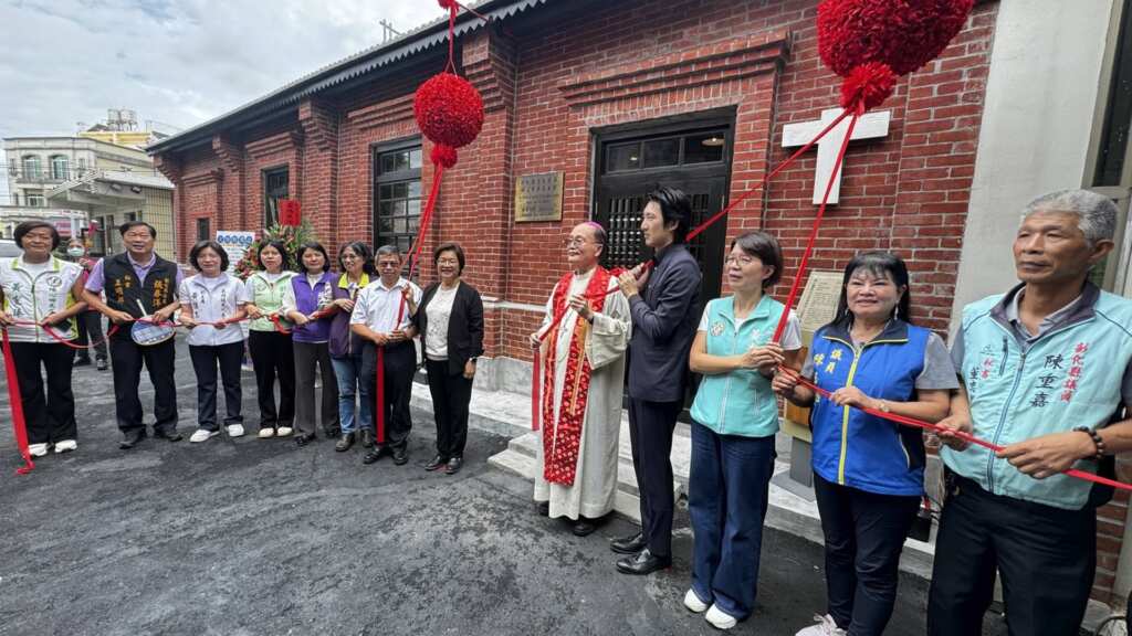 ▲埔心羅厝天主堂文物館竣工啟用合影。(記者林明佑攝)