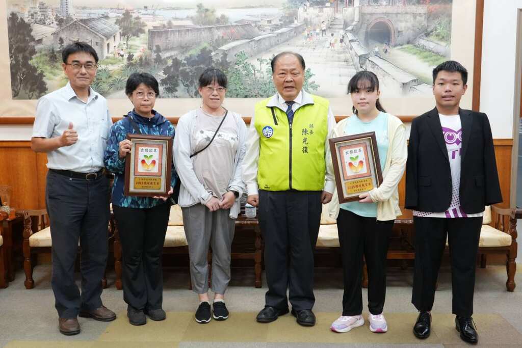 ▲陳光復致贈2位總統教育獎得主賀匾。