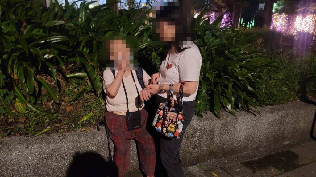 ▲警政發現老婦緊急通知家屬到場。