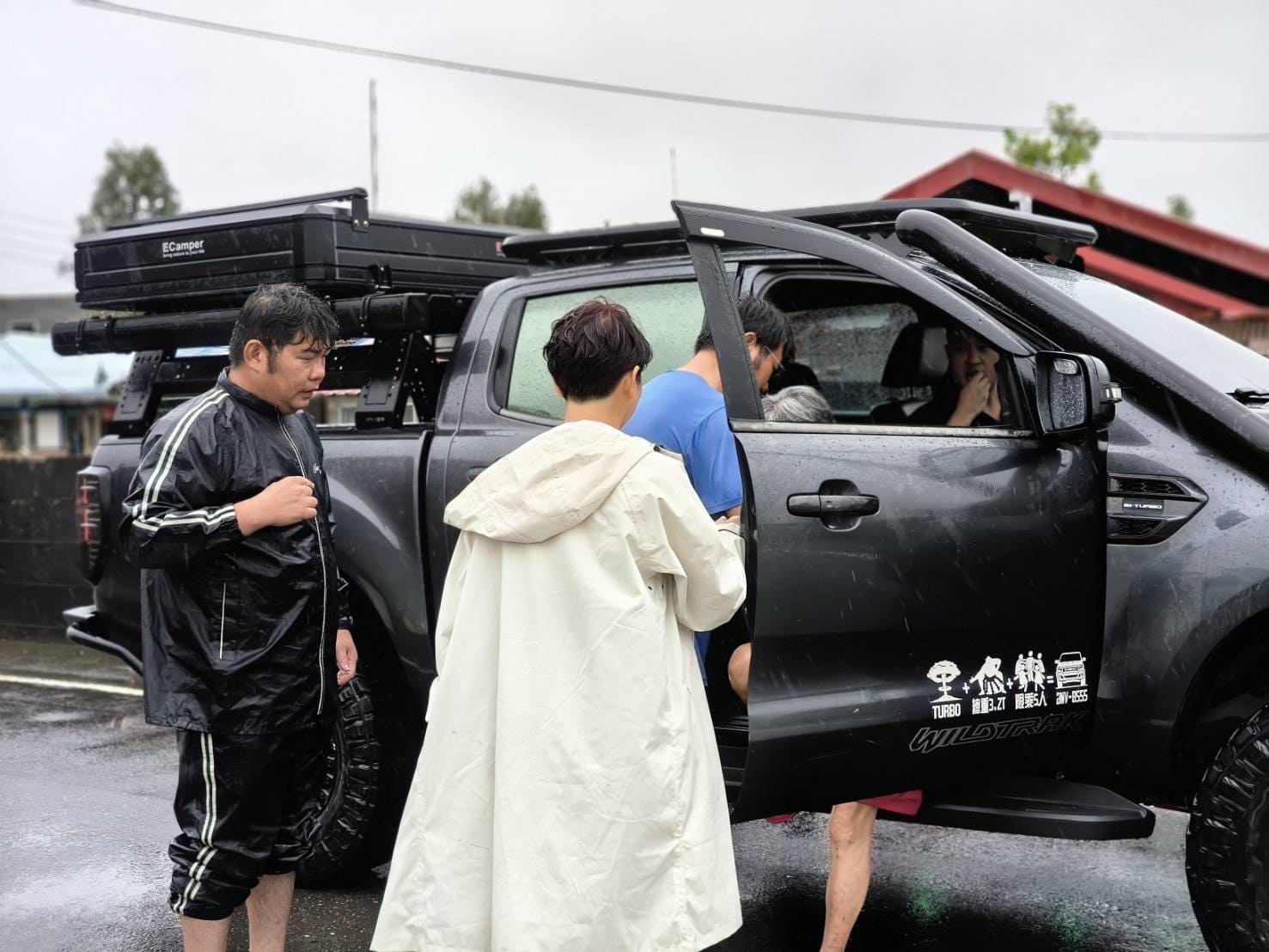台南淹水 陳亭妃率隊勘災、出動皮卡救援接送 194 台南淹水 陳亭妃率隊勘災、出動皮卡救援接送 193