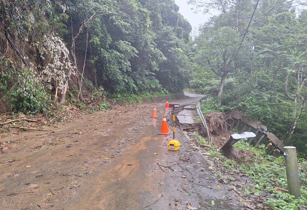 苗21-1線邊坡崩落鋼樁護欄全倒 車輛驚險僅能單線通行 218 248250729a06