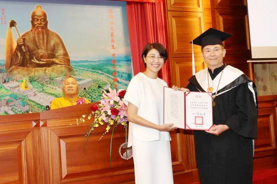 南投縣長許淑華頒獎祝福 唯心聖教學院應用易經碩士班畢業生
