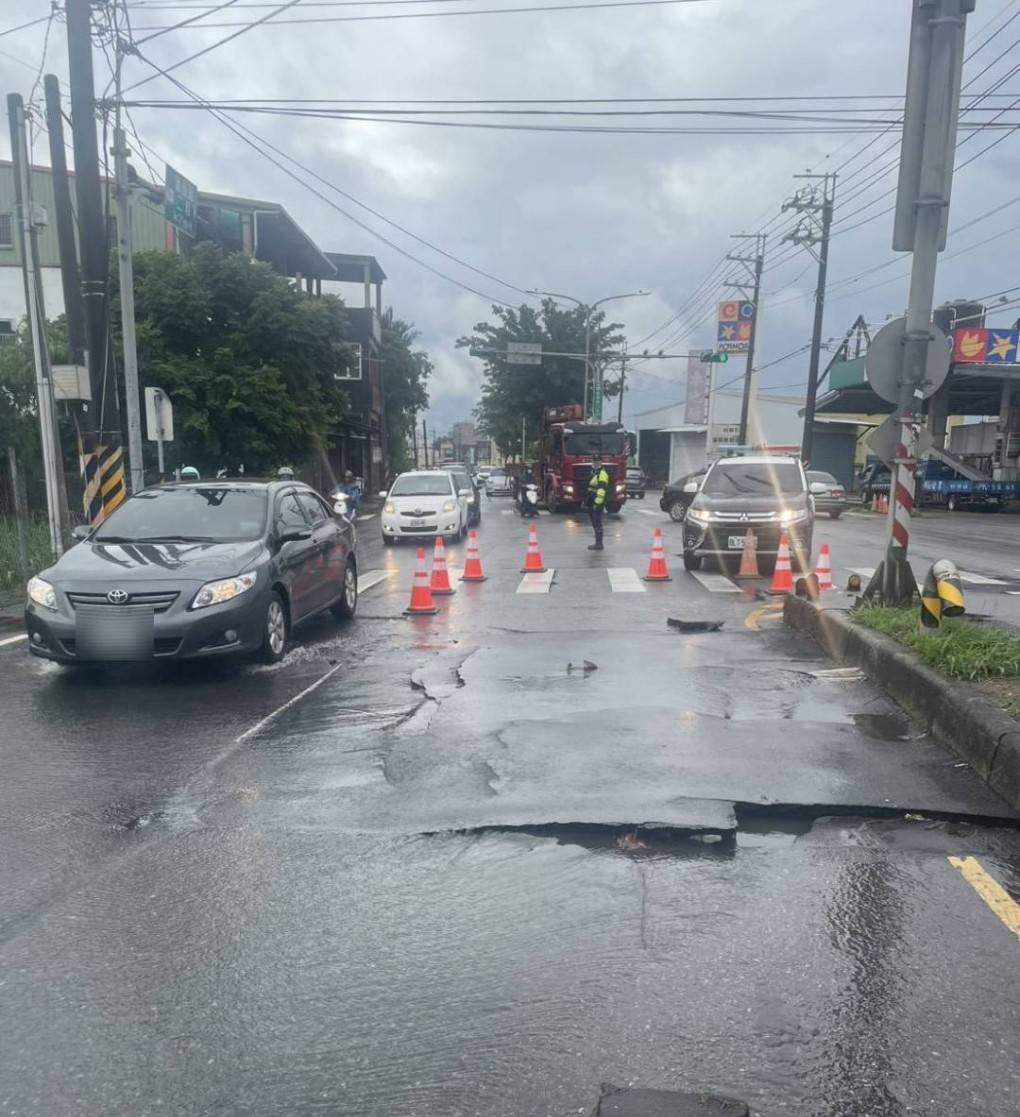 豪雨猛炸桃園!蘆竹2路段柏油隆起阻交通 養工處緊急派員搶修 661944