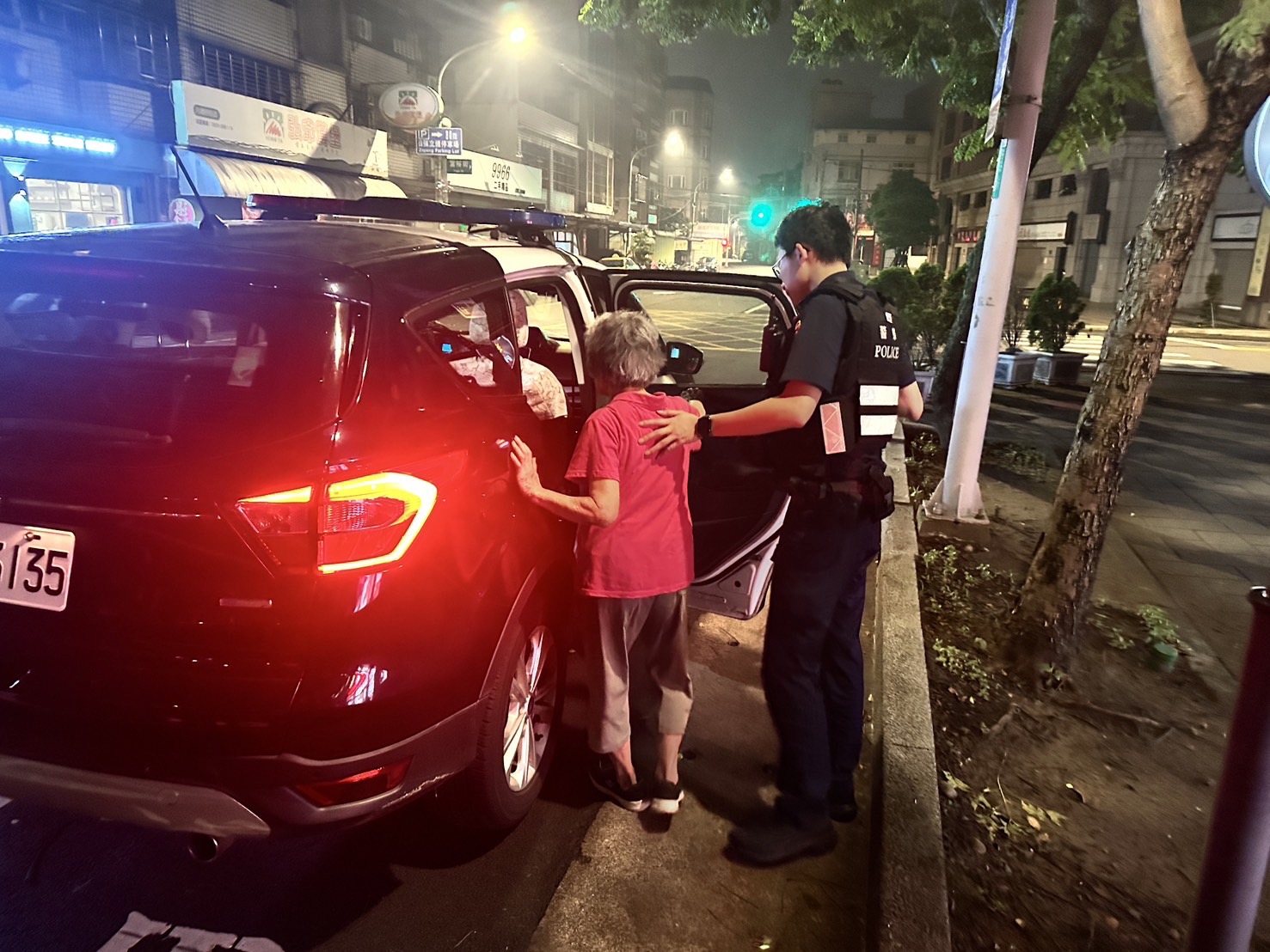 高齡婦散步迷路深夜徘徊街頭 中壢警憑「1關鍵字」找到家屬 S 16400402 0