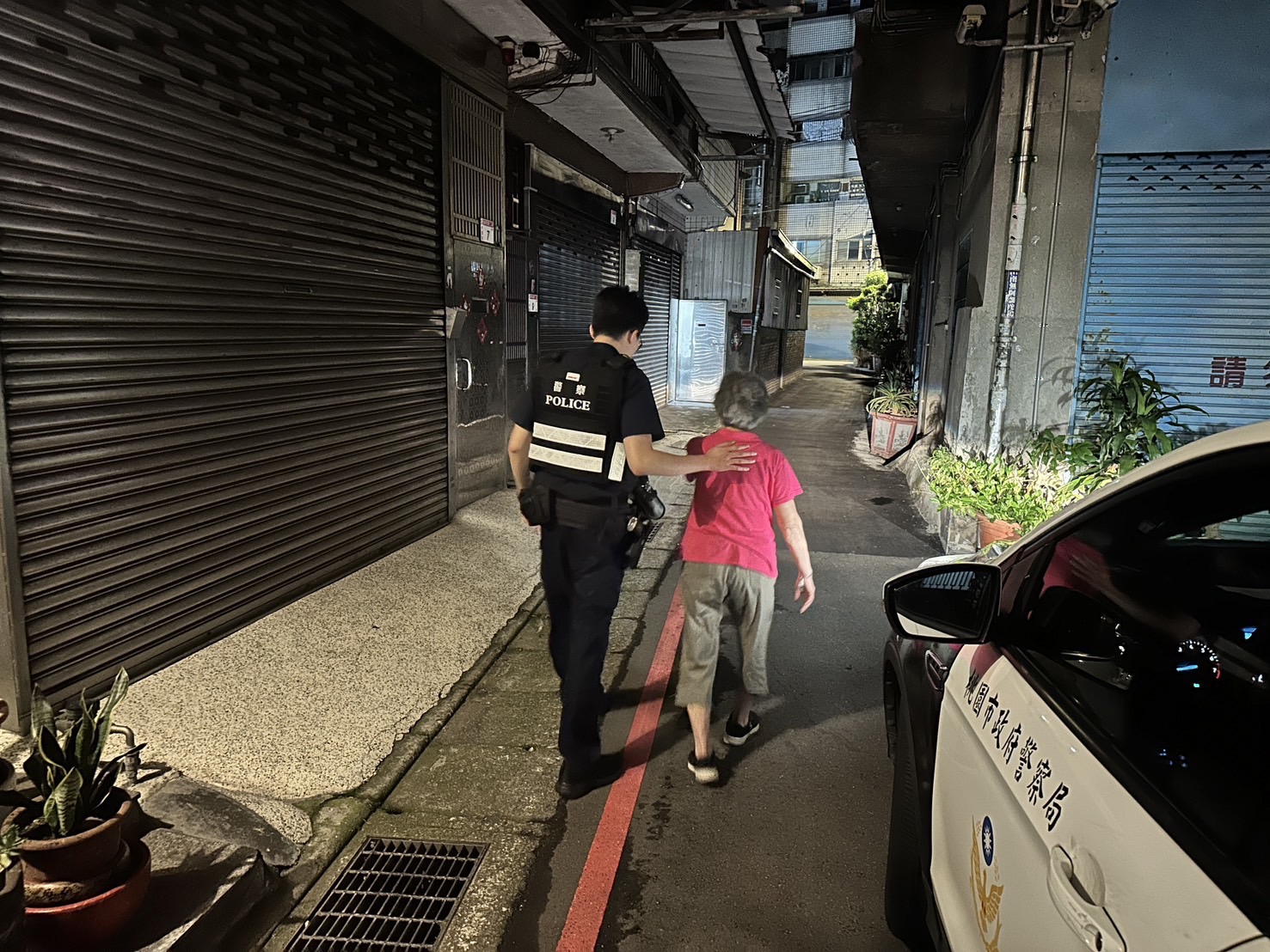 高齡婦散步迷路深夜徘徊街頭 中壢警憑「1關鍵字」找到家屬 S 16400401 0