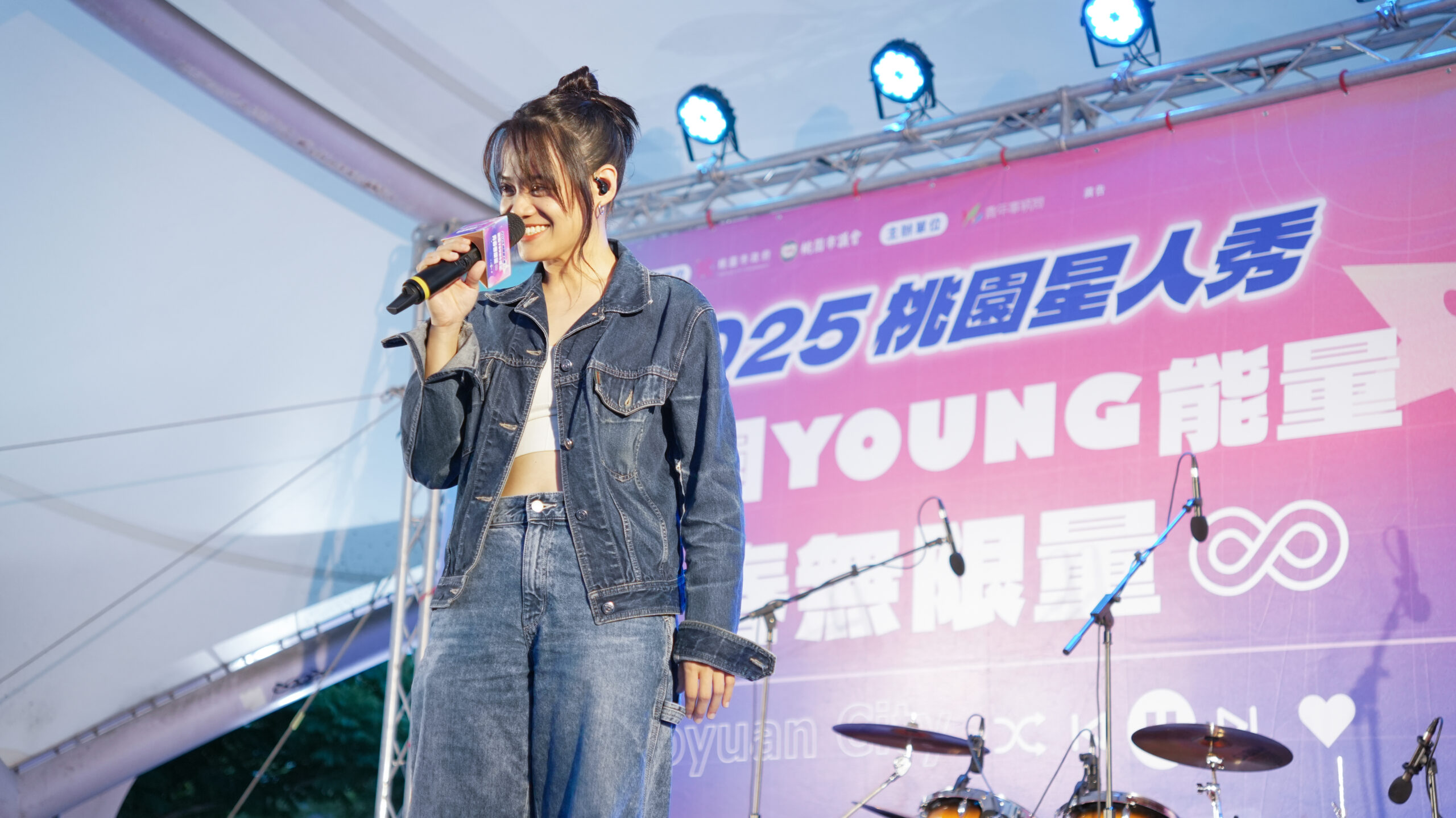 見證明日之星誕生!桃園星人秀總決賽9/27登場 圖說:「2025桃園星人秀」複賽邀請郭芝吟擔任評審並現場演唱照片來源:桃園市政府青年 scaled
