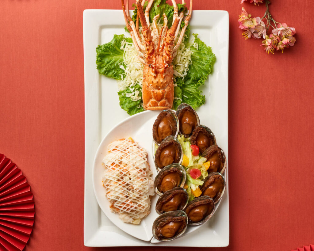 龍蝦餐券的龍蝦沙拉升級為「龍蝦+冷封滷鮑魚沙拉」。(圖/上海鄉村提供)